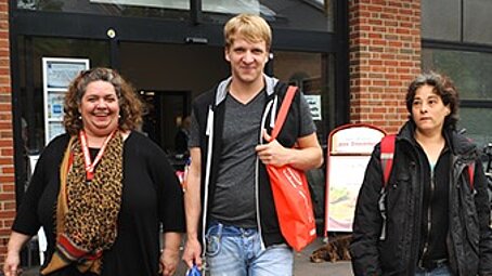 Drei Personen gehen gemeinsam einkaufen